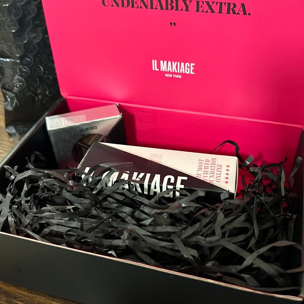 IL Makiage Foundation #105  w/ free item
